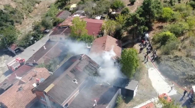 Ümraniye'de kömürlükte çıkan yangın 2 binanın çatısına sıçradı