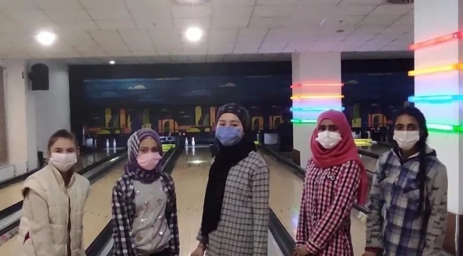 Afyonkarahisar'da ortaokul öğrencileri bowlingde buluştu