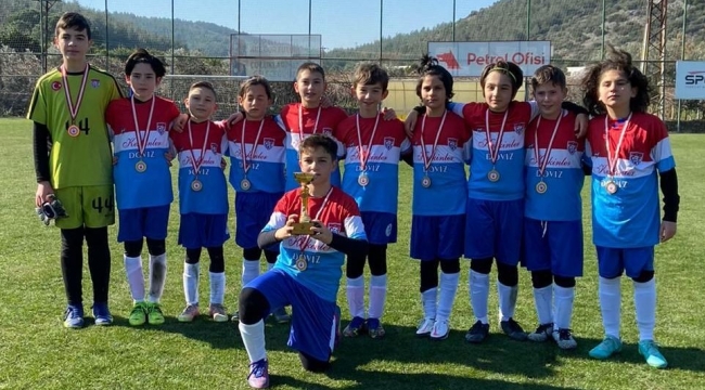 Çamlık Futbol, turnuvadan kupayla döndü