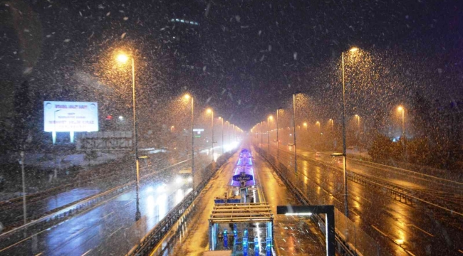 İstanbul'da gece saatlerinde kar yağışı aralıklarla devam etti