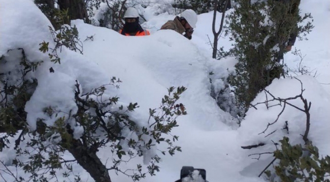 Karlı tepede mahsur kalan 3 işçi helikopterle kurtarıldı