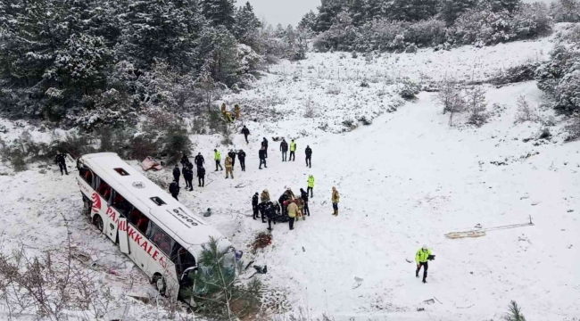 Kuzey Marmara Otoyolu'nda yolcu otobüsü şarampole devrildi: 3 ölü, 15 yaralı