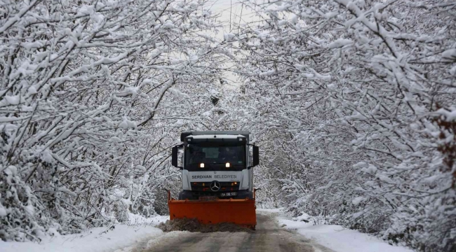 Serdivan'da ekipler 24 saat kar nöbetinde