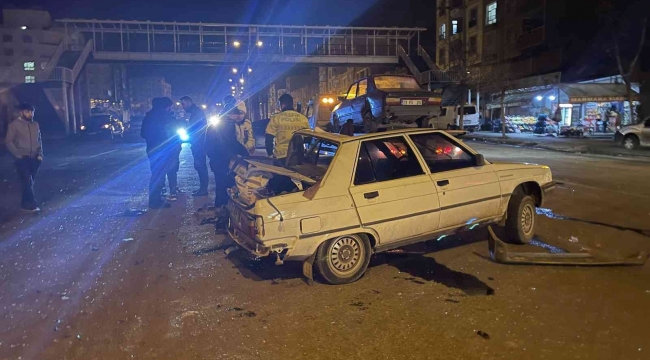 Siverek'te 3 araç birbirine girdi: 4 yaralı