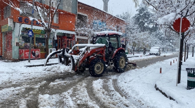 Taşova Belediyesi, kar temizleme ve tuzlama çalışmalarına devam ediyor