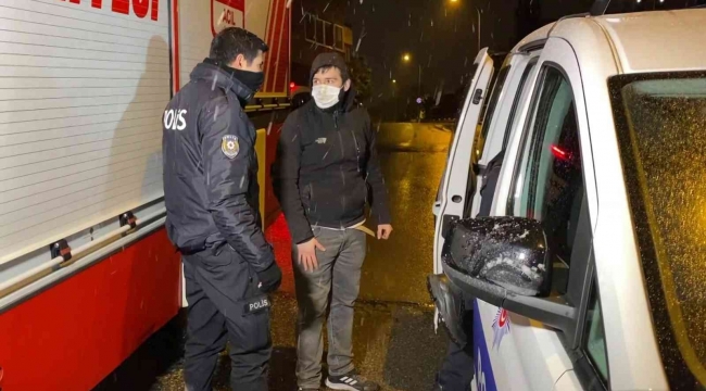 Üsküdar'da 2 kişi ısınmak için girdikleri evin çatısını yaktı