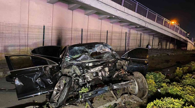 Alkollü halde kullandığı otomobili ile köprü demirlerini kırarak aşağı uçtu: 3 yaralı