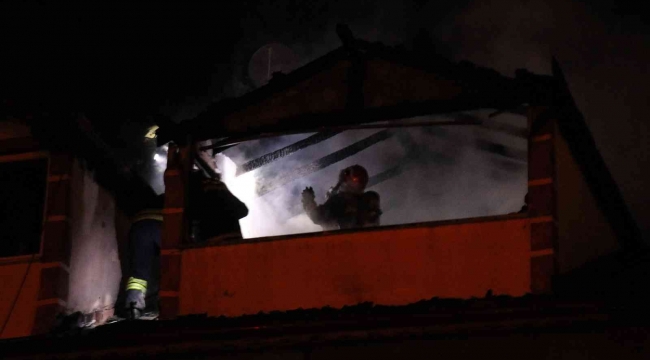 Bolu'da 3 katlı apartmanın çatı katı alev alev yandı