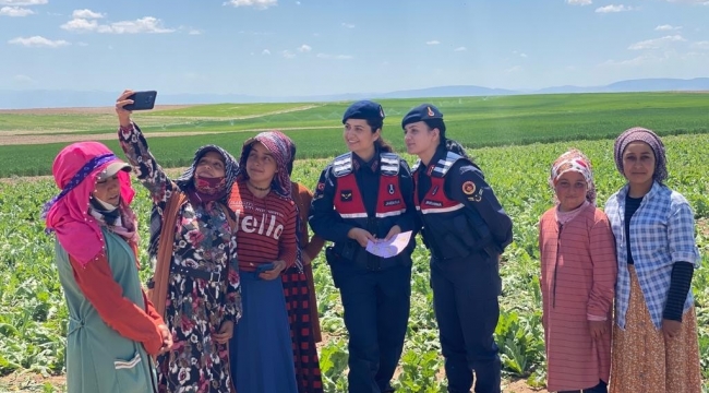 Kadın komutanlar kadın işçilerin gününü kutladı