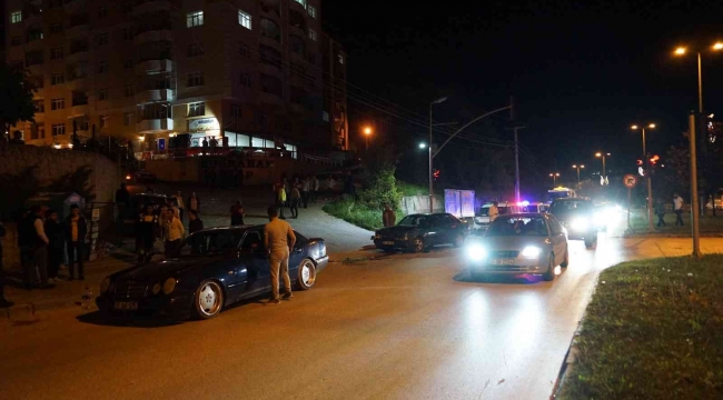 Kastamonu'da kavşakta iki otomobil çarpıştı: 3 yaralı