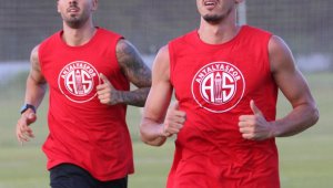 FT Antalyaspor'da Ömer Toprak ilk antrenmanına çıktı