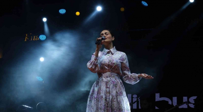 "Samsak Döveci" şarkısıyla zirve yapan Elif Buse Doğan şarkılarını sahnede çocuklarla söyledi