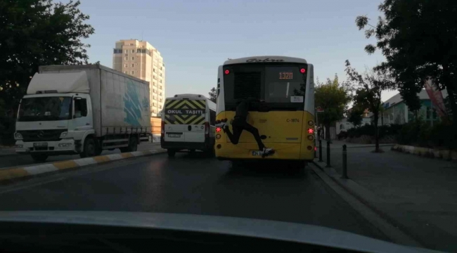 Sultanbeyli'de İETT otobüsüne takılan patenli gençten tehlikeli hareketler