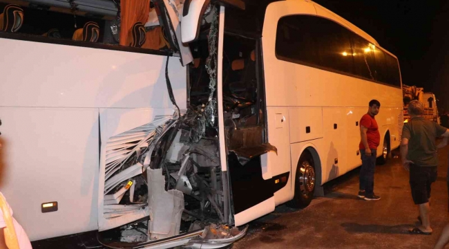 Tur otobüsü yolcu otobüsüne arkadan çarptı: 2'si ağır 25 yaralı