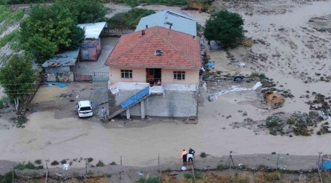 Kayseri'de yağmur sele neden oldu, mahsur kalan 2 kişi kurtarıldı