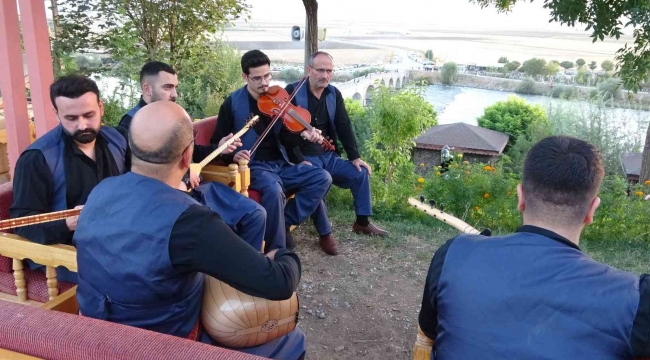 Muş'ta Teke ailesi hobi ile başladıkları müzik aşkını eğitimle taçlandırıyor