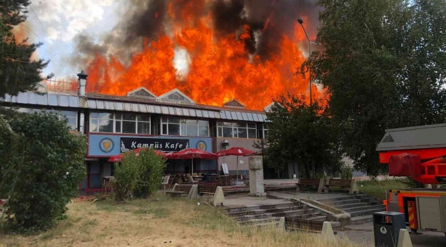 Öğrenci yemekhanesindeki yangında alevler gökyüzünü sardı