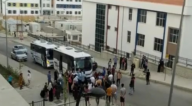 Yolun karşısına geçmeye çalışan 5 yaşındaki çocuğa midibüs çarptı