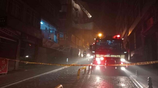 Fatih'te 4 katlı metruk bina alev alev yandı