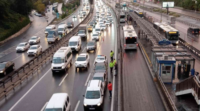 İstanbul'da sağanak yağış yoğun trafiğe sebep olurken yağışla beraber ortaya çıkan gökkuşağı kartpostallık manzara oluşturdu