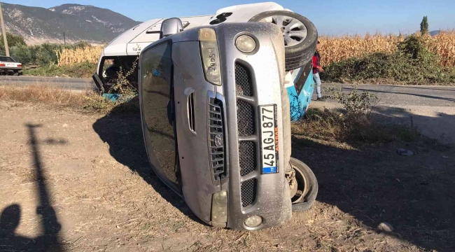 Manisa'da öğrencileri taşıyan midibüs ile otomobil çarpıştı: 2 yaralı