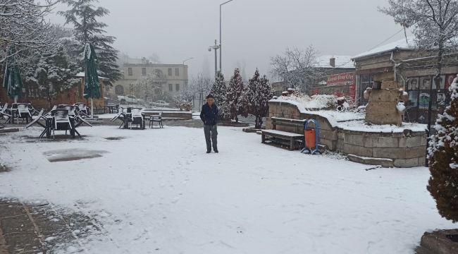 Aksaray'a mevsimin ilk karı yağdı
