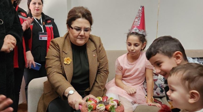 Bakan Yanık'tan Taksim'deki patlamada yaralanan minik Sevde'ye doğum günü sürprizi