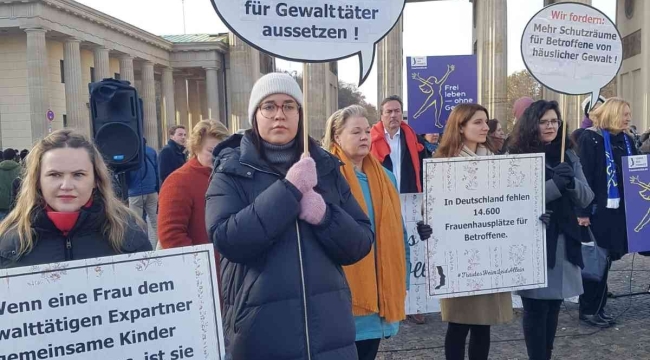 Berlin'de kadına karşı şiddet protesto edildi