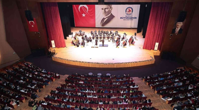 Dev orkestra Neşet Ertaş'ın türkülerini seslendirdi