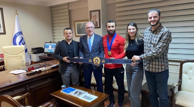 Dünya Şampiyonu Burhan Akbudak, Rektör Uzun'u ziyaret etti
