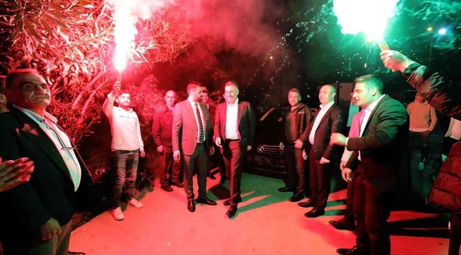 Erzurumlulardan Başkan Sandal'a meşaleli karşılama