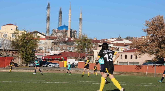 Filibe ve Edirne'nin kadın futbolcuları kıyasıya mücadele etti