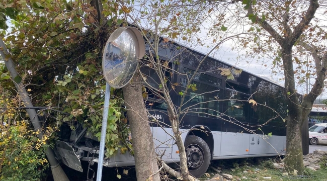 Kadıköy'de perondan çıkan metrobüs yolun karşısına geçip duvara çarptı: 1 yaralı