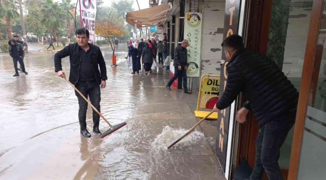 Mardin'de göle dönen caddede dükkanları su bastı, esnaf caddeye olta attı