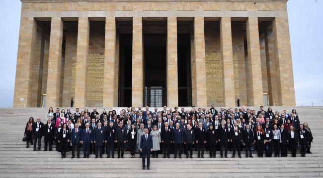 Milli Eğitim Bakanı Özer, öğretmenlerle Anıtkabir'i ziyaret etti