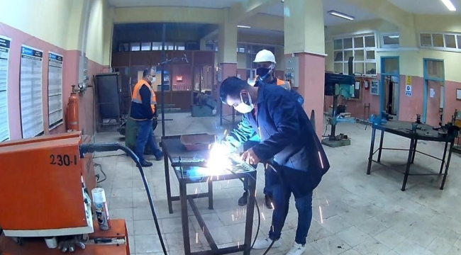 Çırak olarak başladıkları mesleklerinde usta öğretici belgesi için ter döktüler