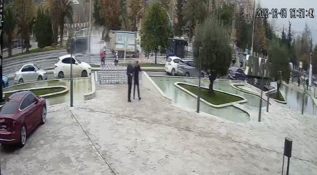 İstanbul'da trafikte trajikomik olay kamerada: Damacanalar yola uçtu, sürücüler büyük korku yaşadı