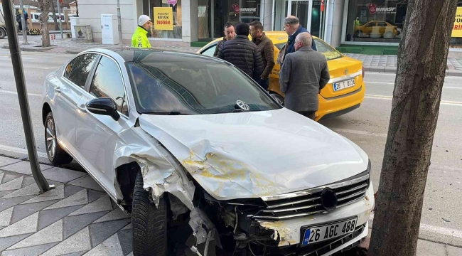 Otomobille ticari taksi çarpıştı: 1'i ağır 2 yaralı