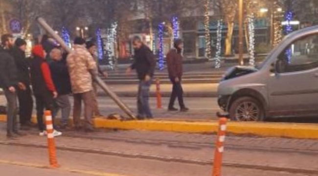 Tramvay yolundaki direğe çarptı, seferler aksadı