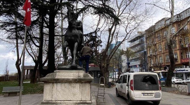 Zarar gören İsmet İnönü heykeli tamir edildi