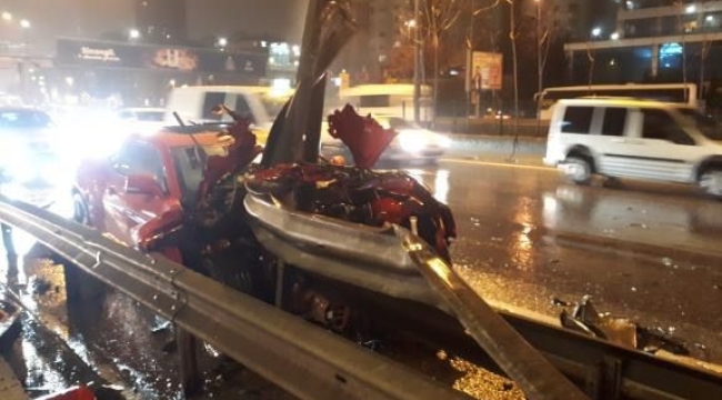 Ataşehir'de motosiklete çarpan otomobil bariyere girdi: 1 yaralı