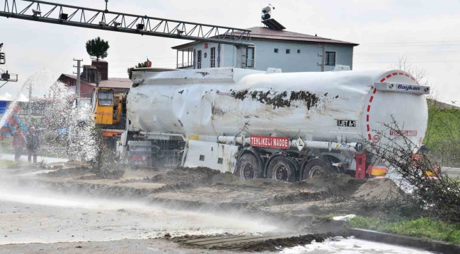 Benzin yüklü tanker devrildi, karayolu 6 saat trafiğe kapatıldı