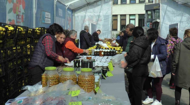 Kadıköy'de depremzede yerel üreticilere destek için Dayanışma Pazarı yeniden kuruldu