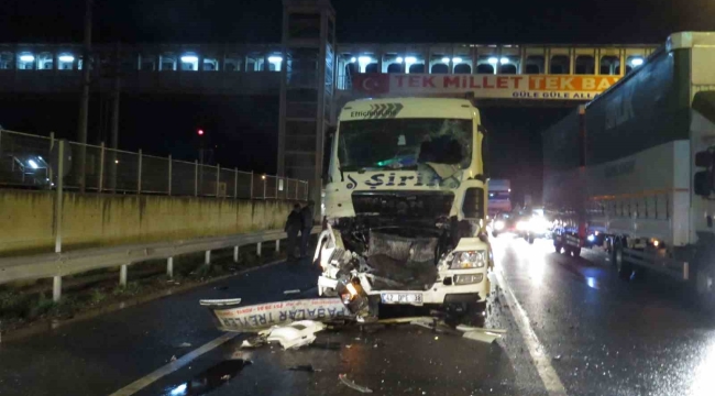 Konteyner yüklü tır, kırmızı ışıkta duran bir tıra çarptı: 1 yaralı