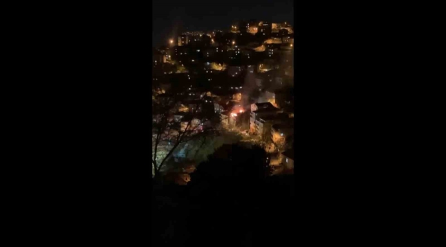 Maltepe'de 3 katlı binanın çatısında korkutan yangın