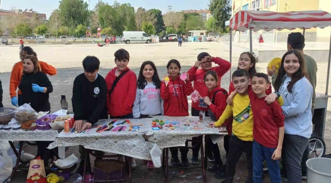 Nazilli Cumhuriyet İlkokulu'nda depremzedeler için hayır panayırı düzenlendi
