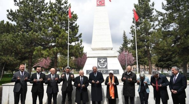 Bakan Akar, Özhaseki ve Büyükkılıç'tan Kartal Şehitliğine ziyaret
