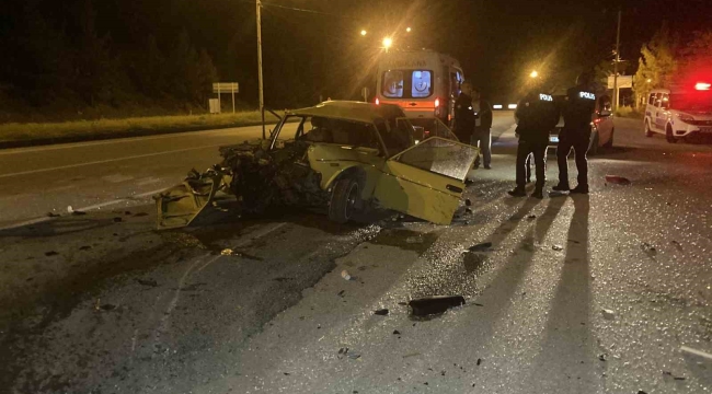 Alkollü ve ehliyetsiz sürücü yol kenarında duran tıra çarptı: 3 yaralı