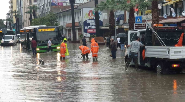 Denizli'de kuvvetli yağış hayatı felç etti