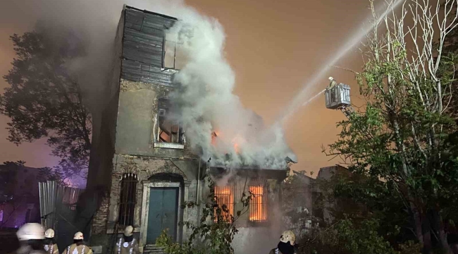 Fatih'te evsizlerin yaşadığı 2 katlı metruk binada yangın